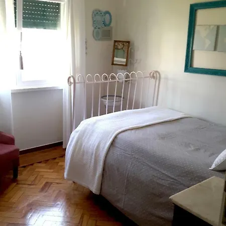 Kika Alloggio in famiglia Estoril